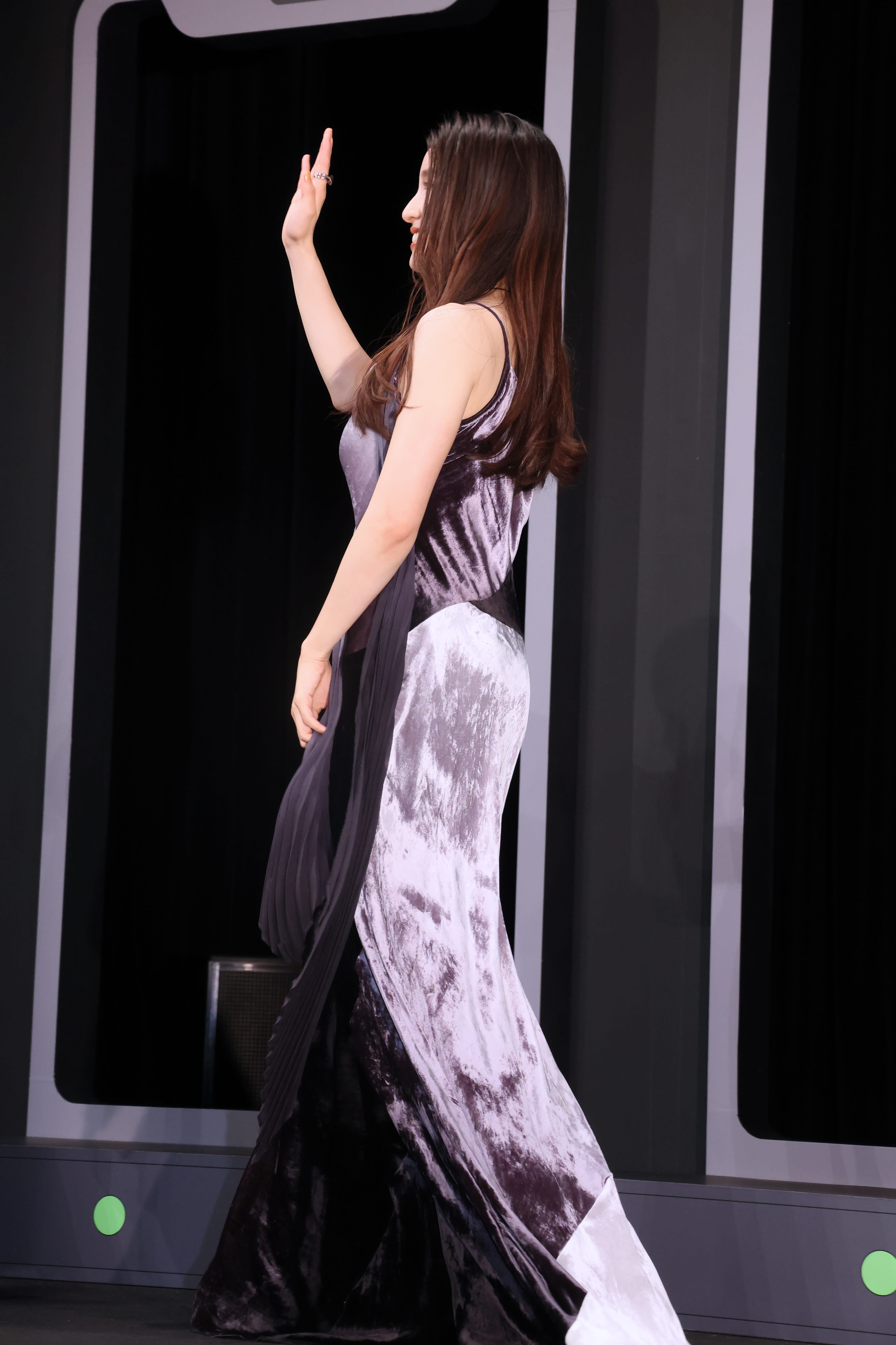 【土屋太鳳さんの色違い】レース刺繍ドレス 土屋太鳳さんの色違い】レース刺繍ドレス フォトギャラリー5枚目 艶や