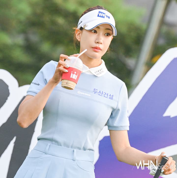 夏らしさ全開の「大胆ワンピース」で魅了…韓国女子ゴルフのユ