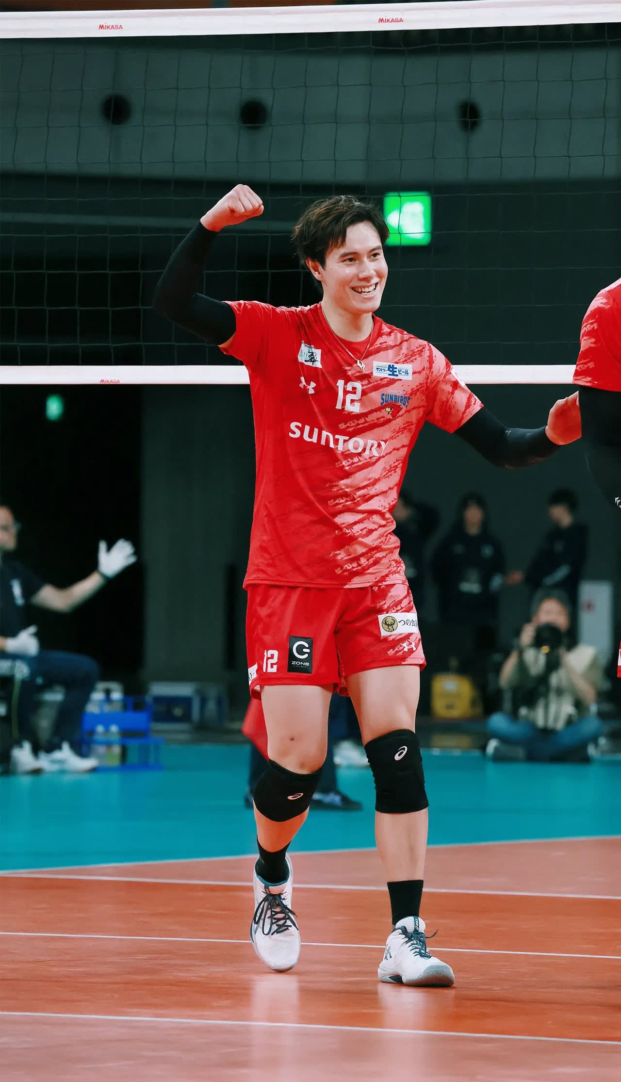 高橋藍 イタリア ユニフォーム バレー高橋藍、逞しい黒スーツ＆新ユニホーム姿が「がっしりしてた
