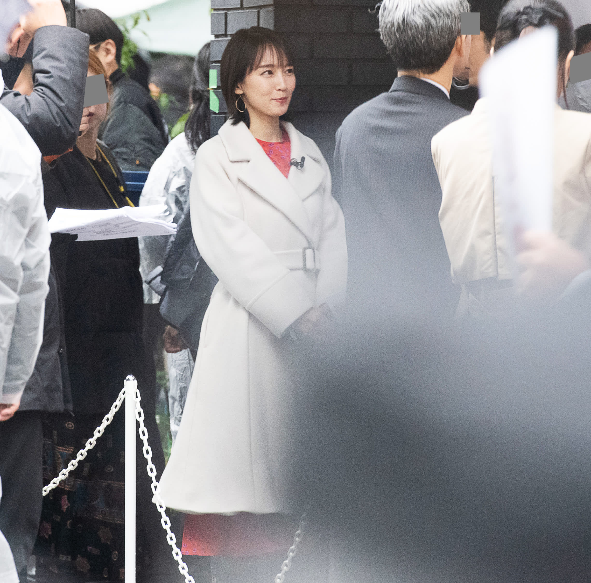 吉岡里帆 事務所移籍後も仕事は順調！ 寒空の下､純白ロングコート姿で