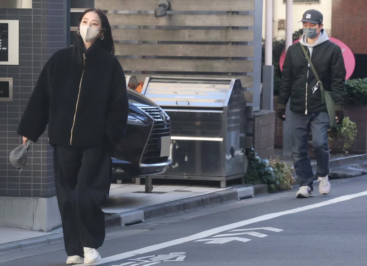 夫は3歩下がり…佐々木希＆渡部建 圧巻の女優オーラをまとった「妻