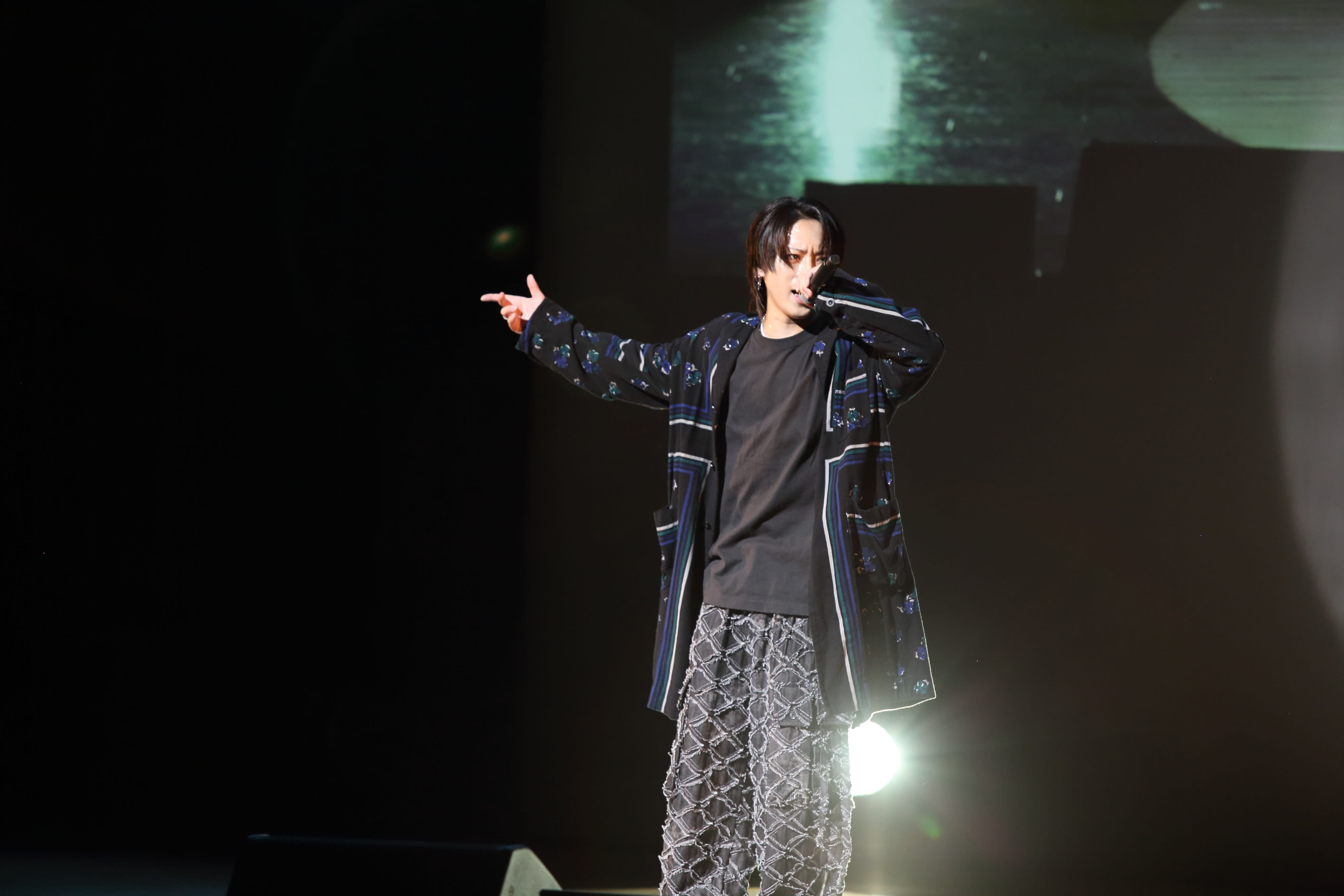 トップ俳優・佐藤流司が瓦15枚を片手で……30歳を迎えファンに感謝