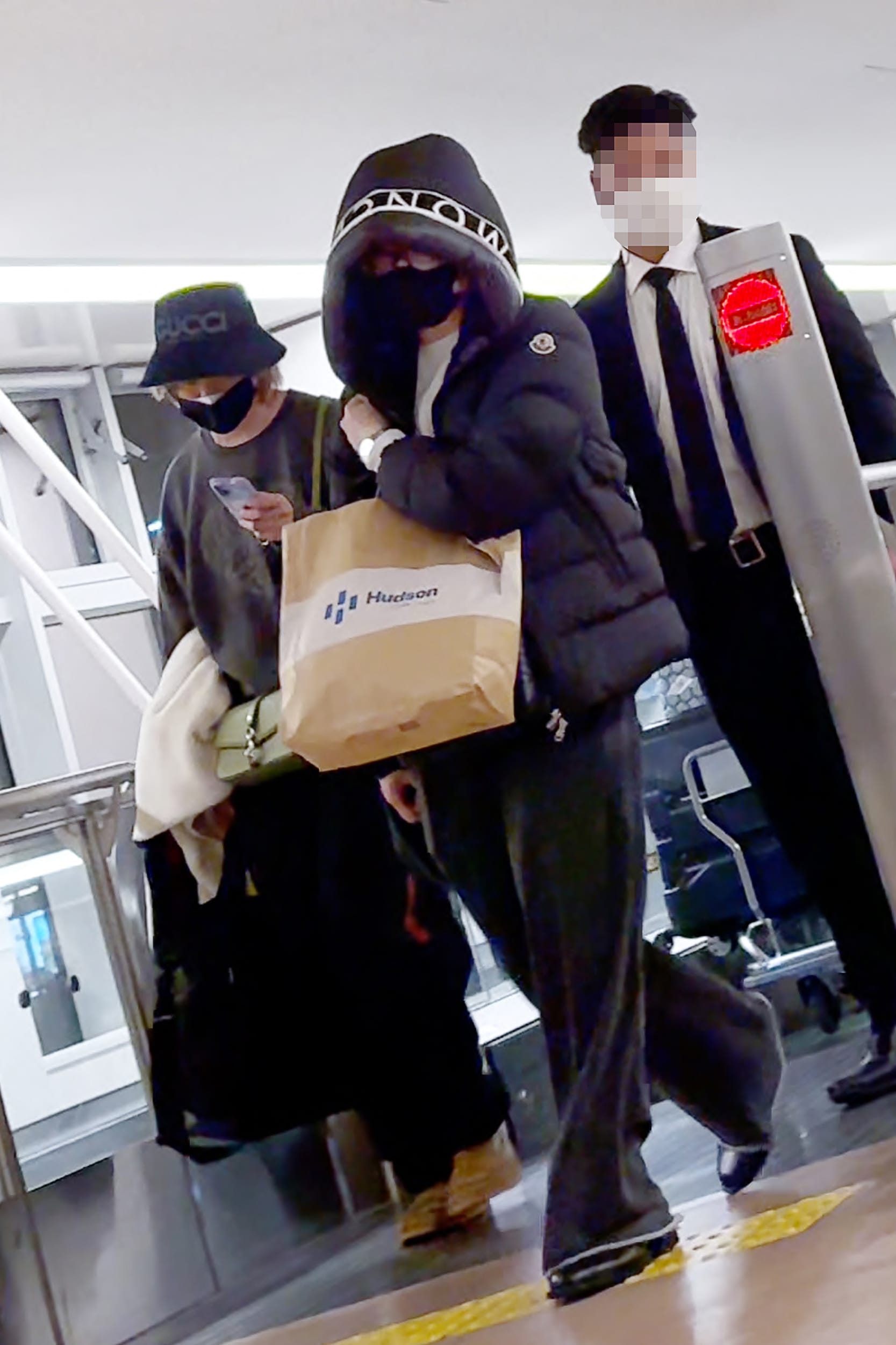 黒ずくめで羽田に…】Mrs. GREEN APPLE大森元貴 厳重警護でド派手「帰国