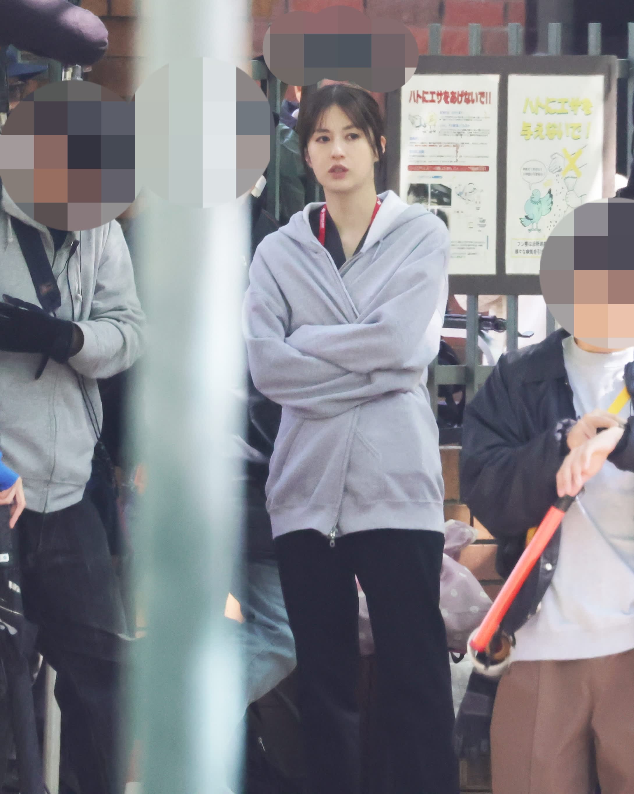 腕組みでスタッフと打ち合わせ…『Dr.アシュラ』主演の松本若菜がロケで