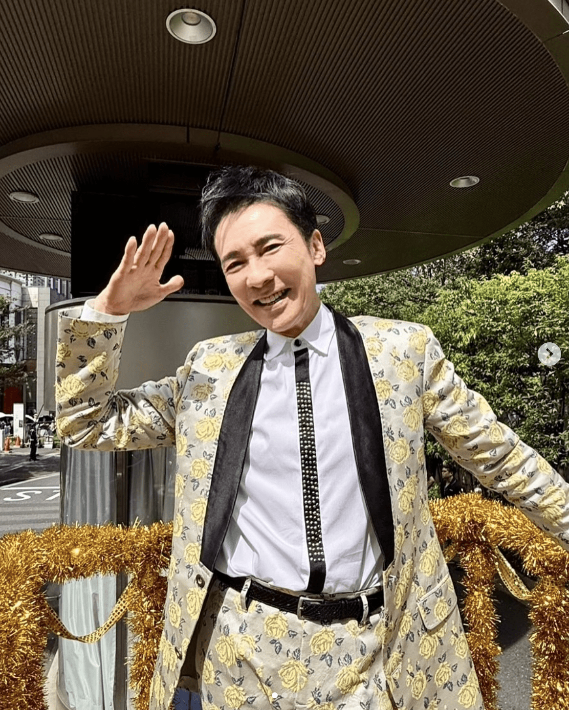 郷ひろみ 大勢のスタッフを連れて突然現れたレジェンドアイドルに街は