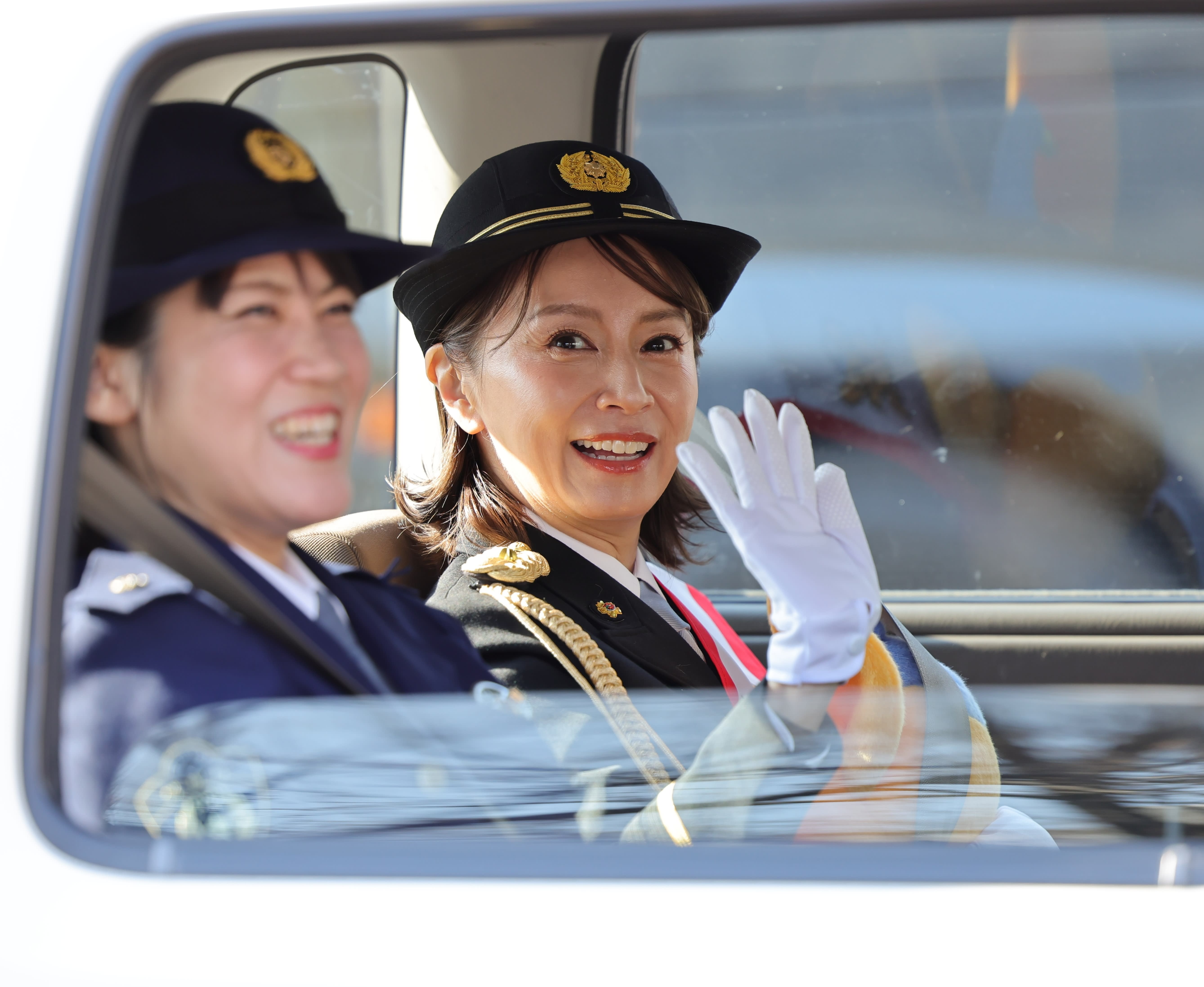 あみ～ゴ”鈴木亜美が18年ぶりの一日警察署長 膝丈タイトスカートで笑顔
