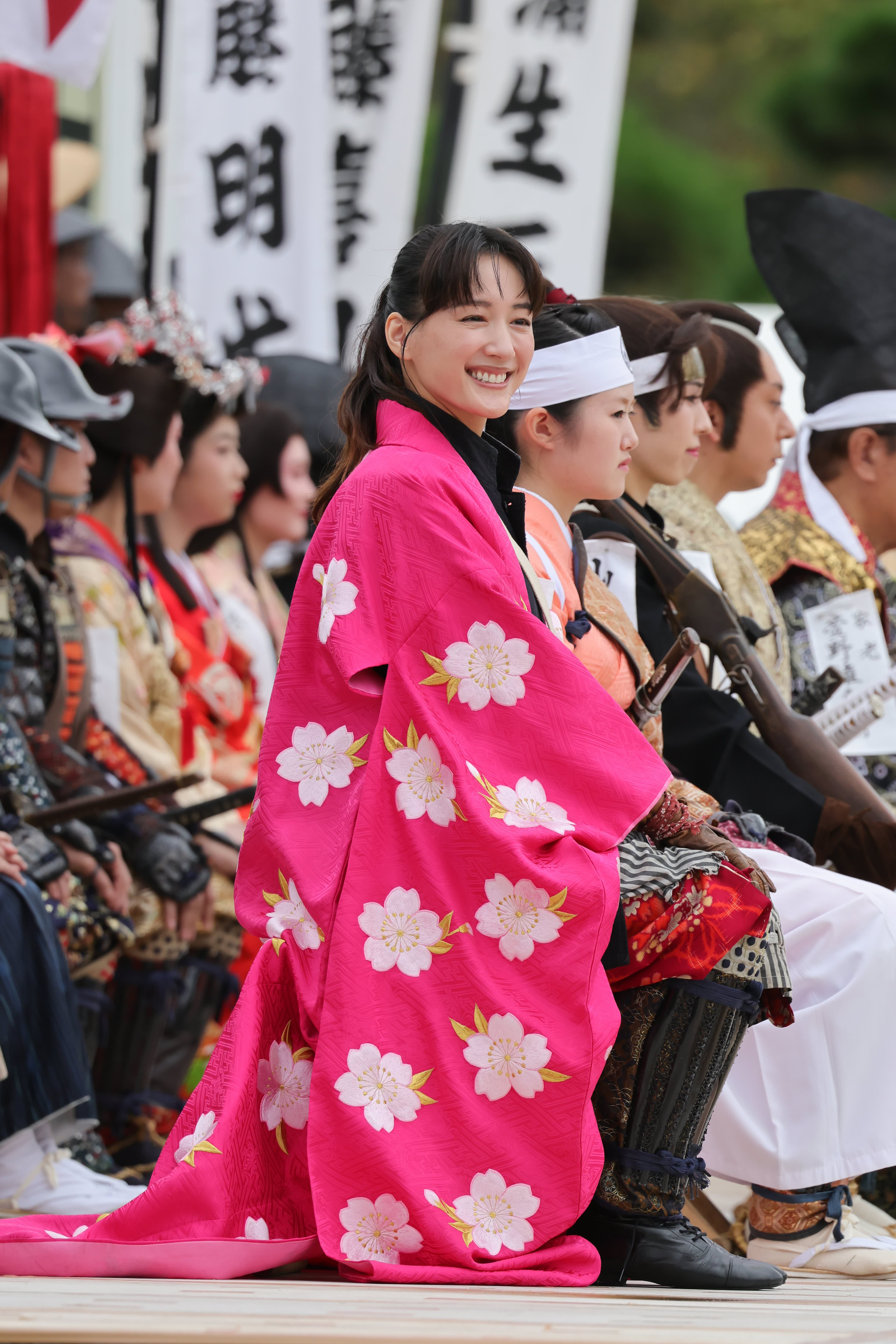 会津まつりの行列で笑顔を見せる綾瀬はるかさん