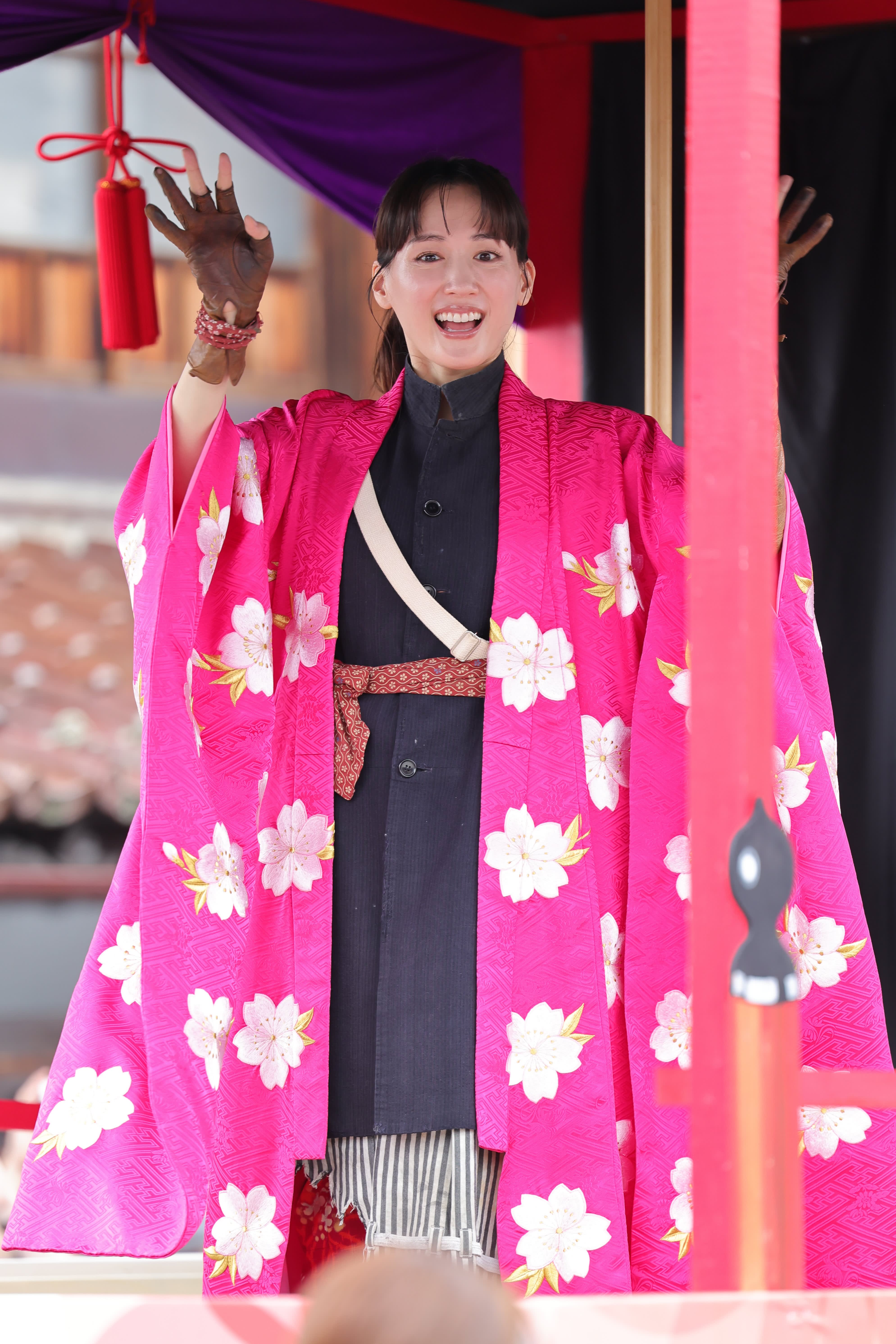 会津藩公行列で沿道に手を振る綾瀬はるかさん