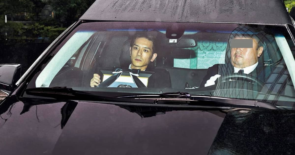 ジャニー喜多川氏家族葬に集った 「子供たち」の憂いに沈む喪服姿