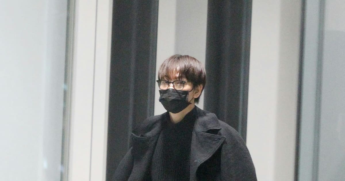 綾野剛 定番の黒ずくめスタイルで「ブランド聖地」巡礼 | FRIDAYデジタル