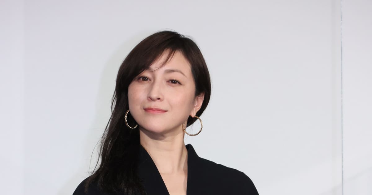 フォトギャラリー7枚目 広末涼子「大胆なお腹開きドレス」で見せ
