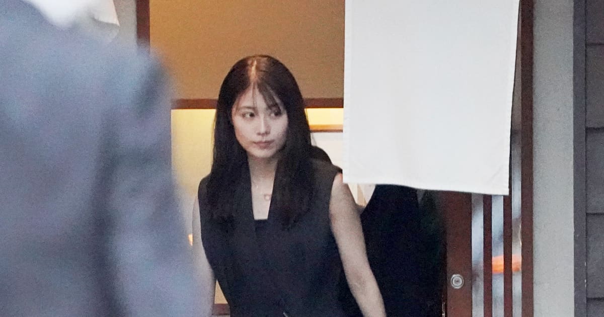 黒のノースリーブと透け感のあるスカートで…有村架純 国民的女優が