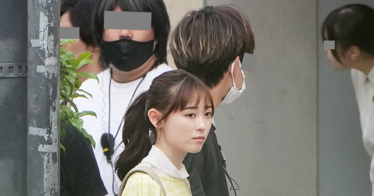 フォトギャラリー4枚目 都心のビル街で地面に倒れ込み…福原遥