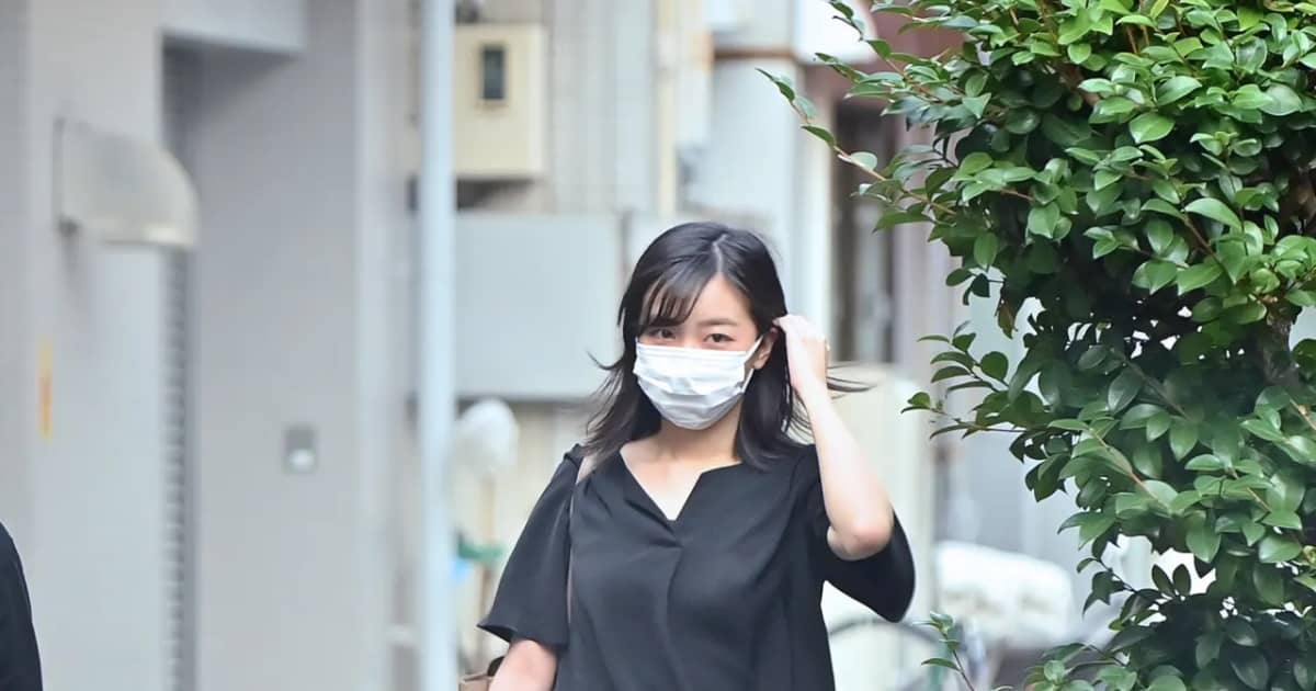 フォトギャラリー1枚目 黒いタイトなオフィスカジュアル姿で…佳子さま