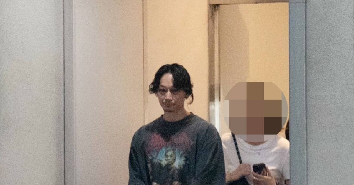 ホンモノ顔負けのド迫力オーラ…話題沸騰ドラマ「地面師たち」主演の