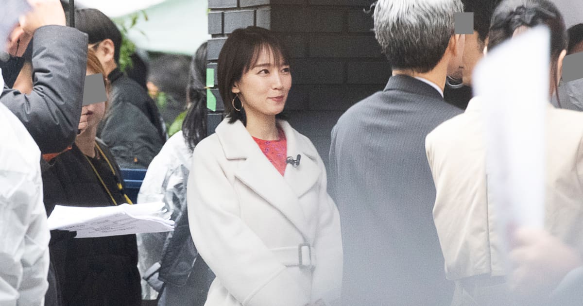 吉岡里帆 事務所移籍後も仕事は順調！ 寒空の下､純白ロングコート姿で