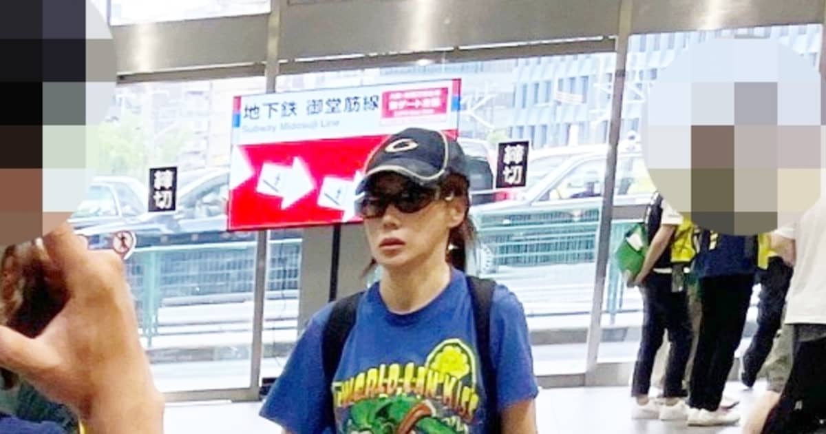 ”マジウケる精神”で突き進む！ ド派手な”アメコミ”Tシャツで新大阪駅を歩く仲里依紗を発見撮 | FRIDAYデジタル