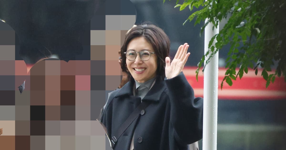 フォトギャラリー5枚目 黒縁メガネでコート姿も圧倒的美スタイル…松嶋 