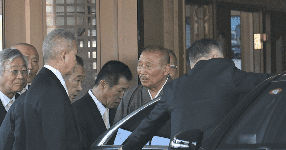 真っ昼間の住宅街に最高幹部が集結し司忍組長は和装で登場…六代目