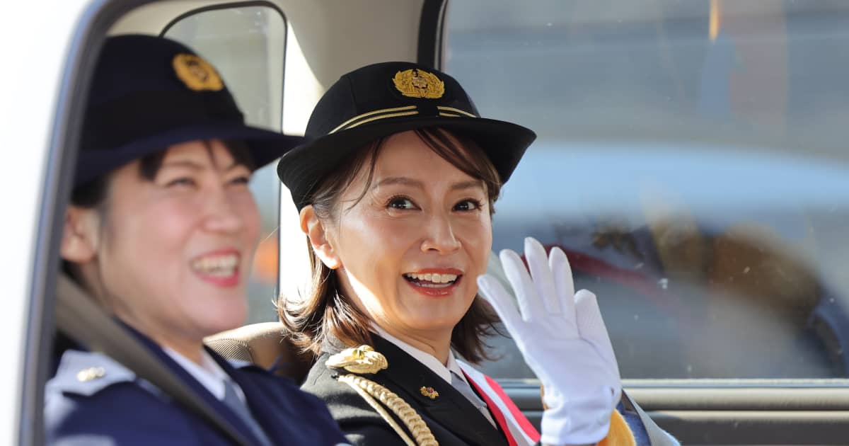 あみ～ゴ”鈴木亜美が18年ぶりの一日警察署長 膝丈タイトスカートで笑顔