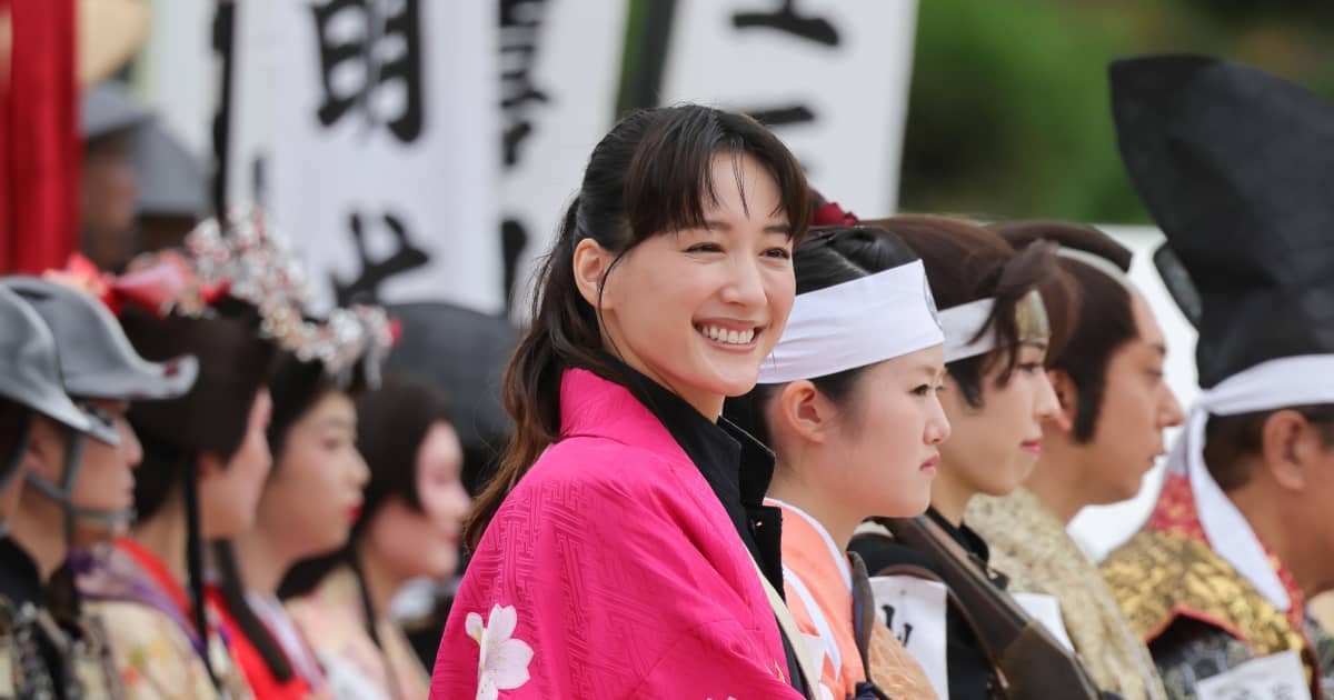 会津まつりでピンクの羽織りを着た綾瀬はるかさん