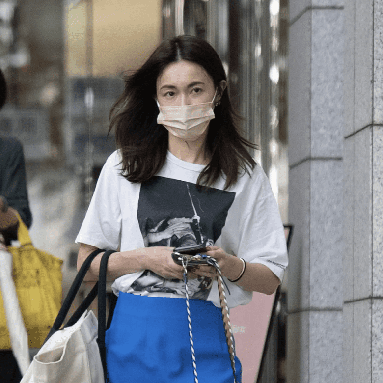 フォトギャラリー7枚目 セクシーな”透けニット姿”で買い物中に