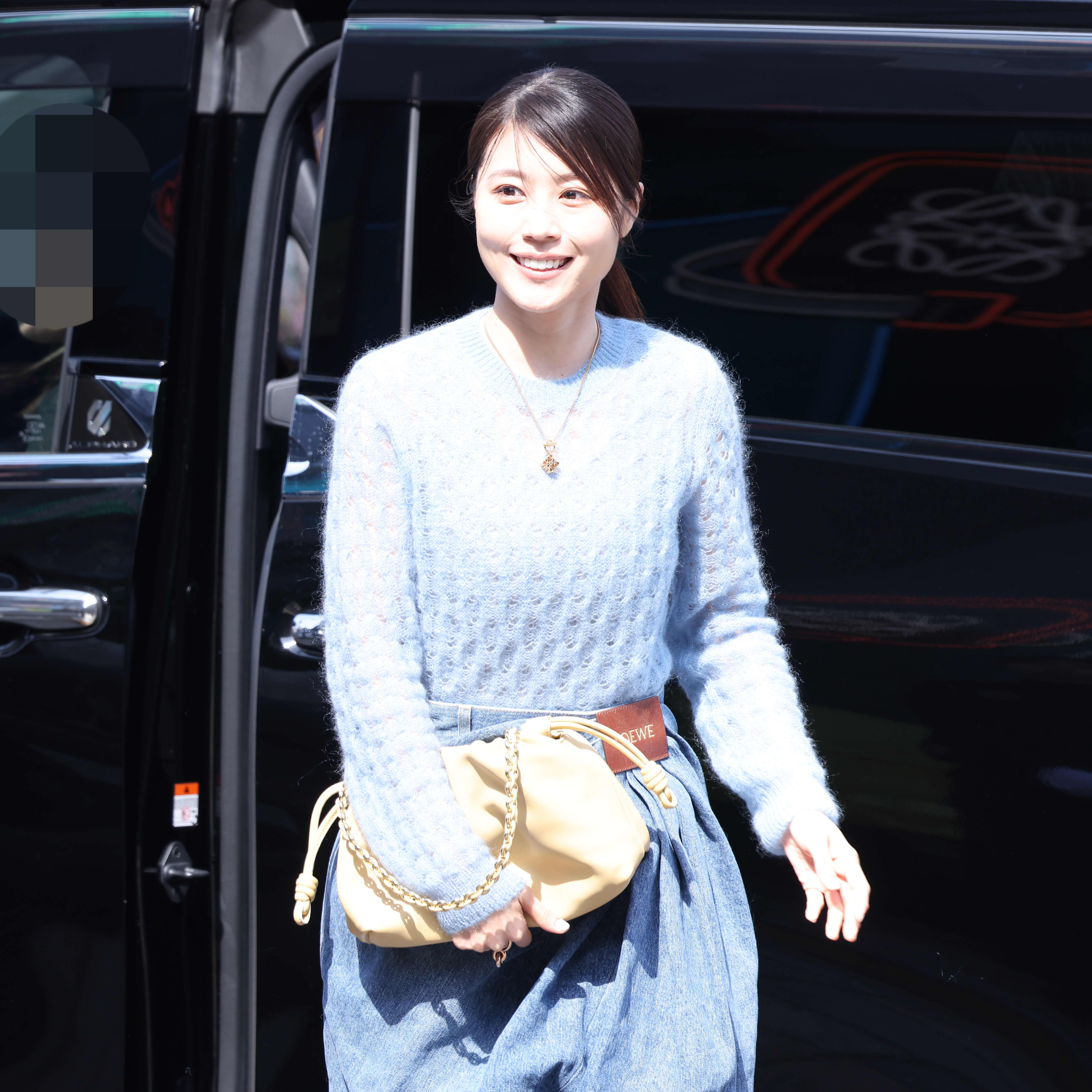 フォトギャラリー4枚目 季節外れのタイトな服装で…有村架純が酷寒の