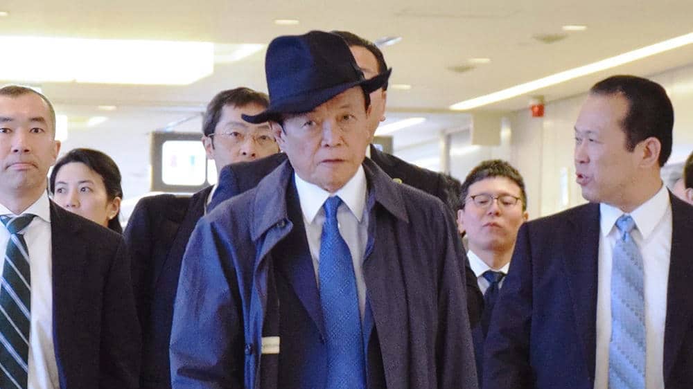 麻生大臣「深刻な身体機能の低下」 50万円超高級補聴器を使用中