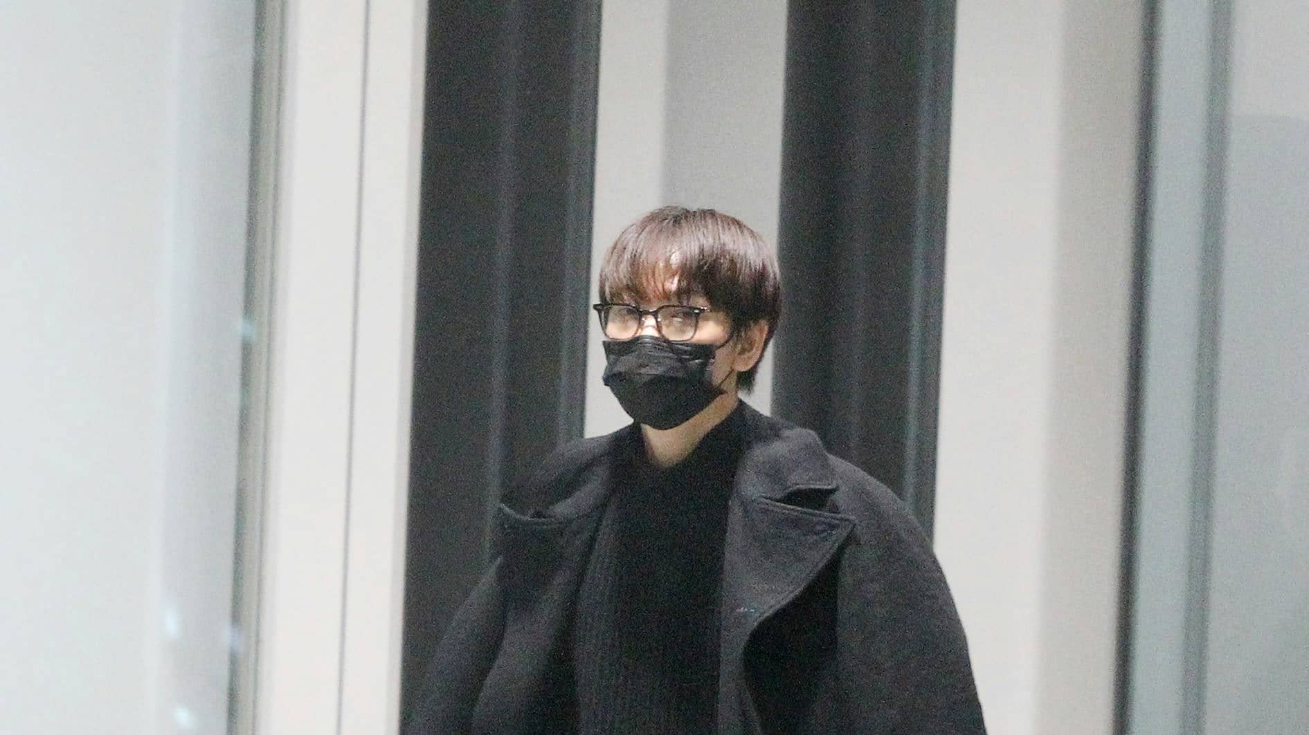 綾野剛 定番の黒ずくめスタイルで「ブランド聖地」巡礼 | FRIDAYデジタル