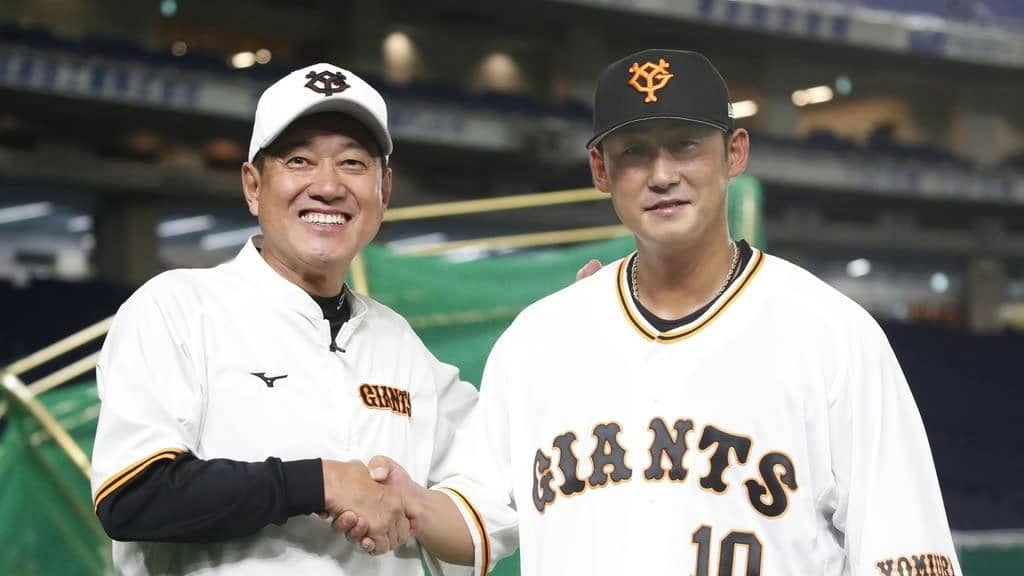 中田翔 栗山監督 ユニフォーム 越し｜ユニフォーム