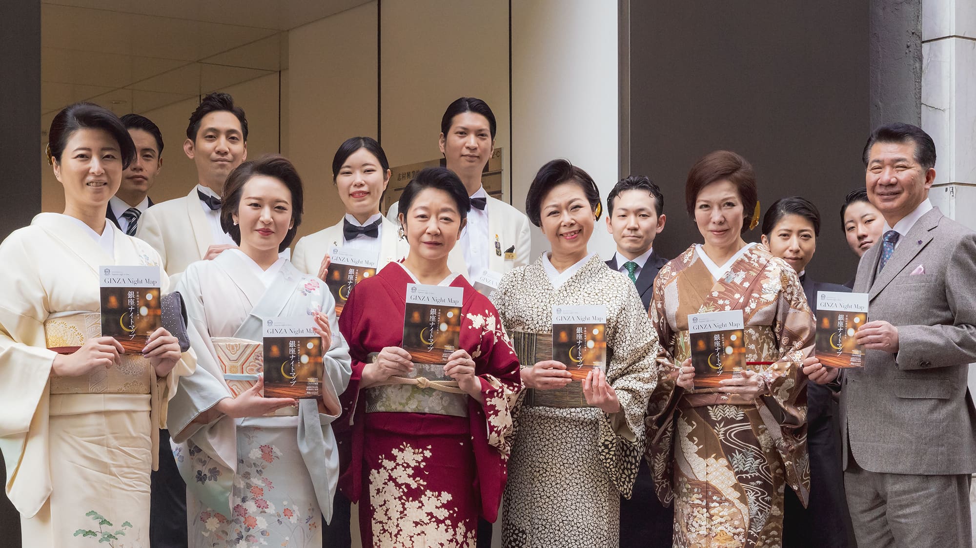 フォトギャラリー1枚目 白昼の銀座に高級クラブママが「着物姿で多数