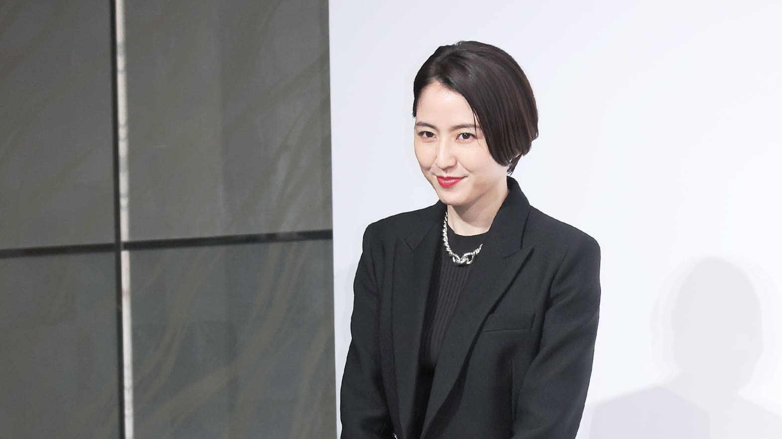 長澤まさみ「ウルトラ風真っ赤なブーツ」で放った圧倒的オーラ