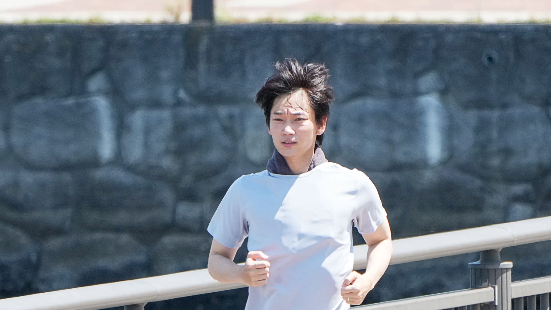 フォトギャラリー2枚目 綾野剛が猛暑の中、走る！『オールド