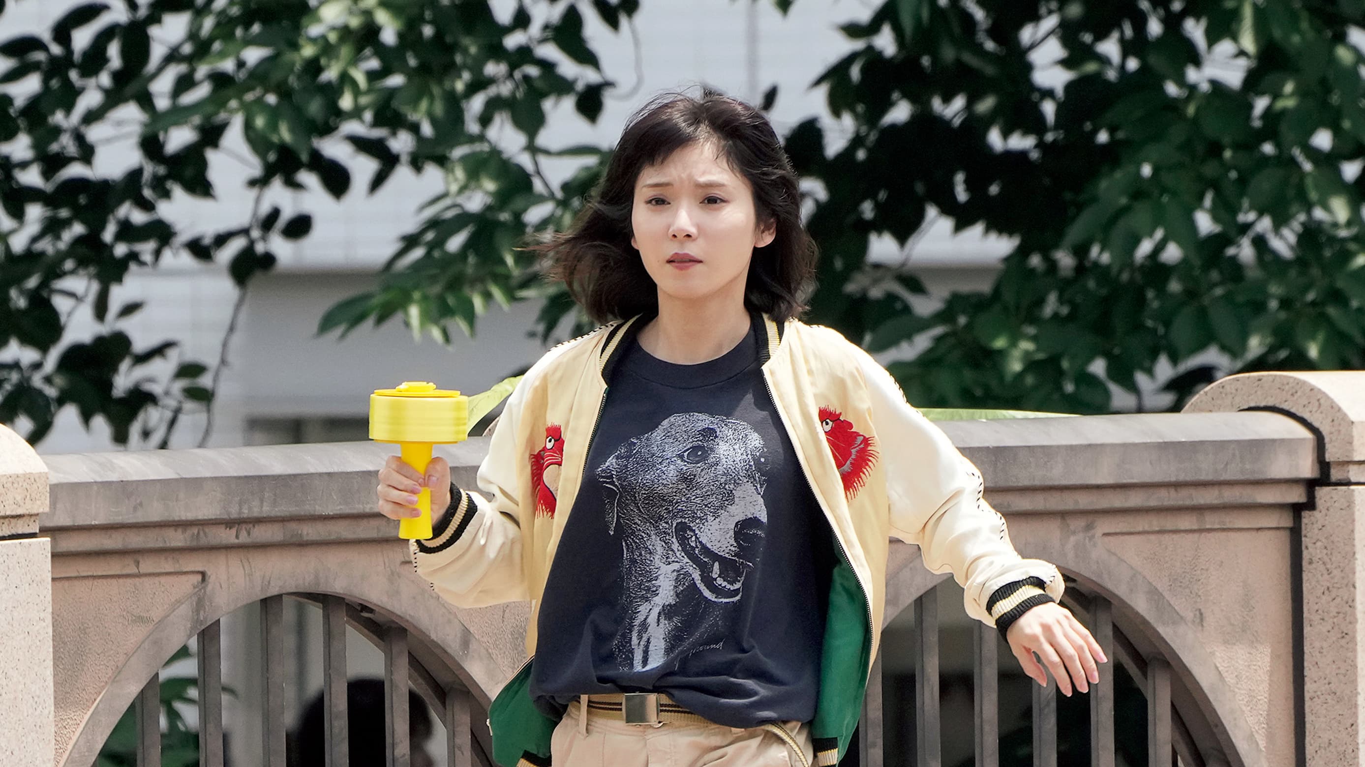 松岡茉優「橋の上で猛ダッシュ！」姿が放った圧倒的存在感 | FRIDAY