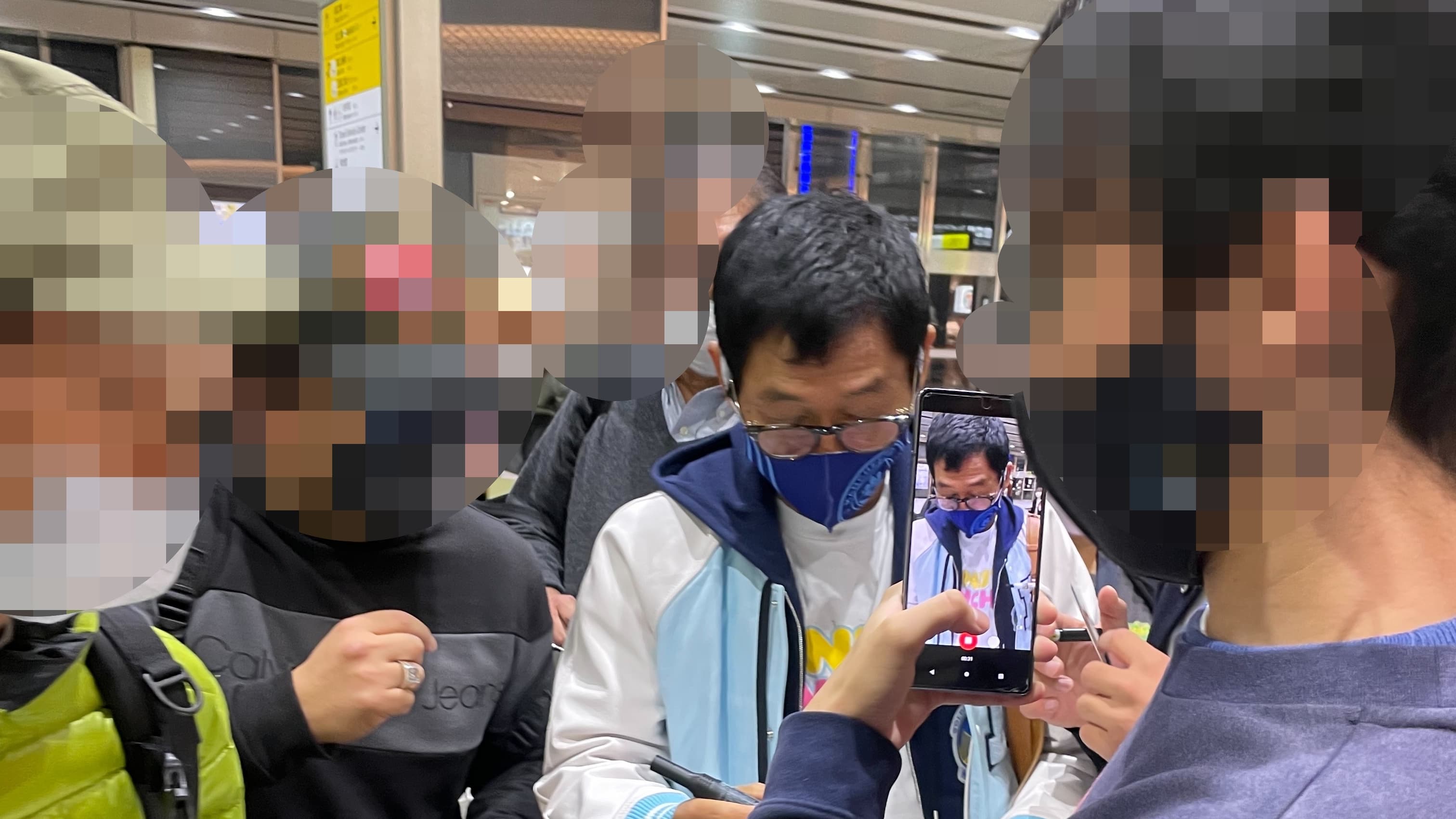 明石家さんま“神対応”認知され過ぎて新大阪駅の「名物」に | FRIDAY
