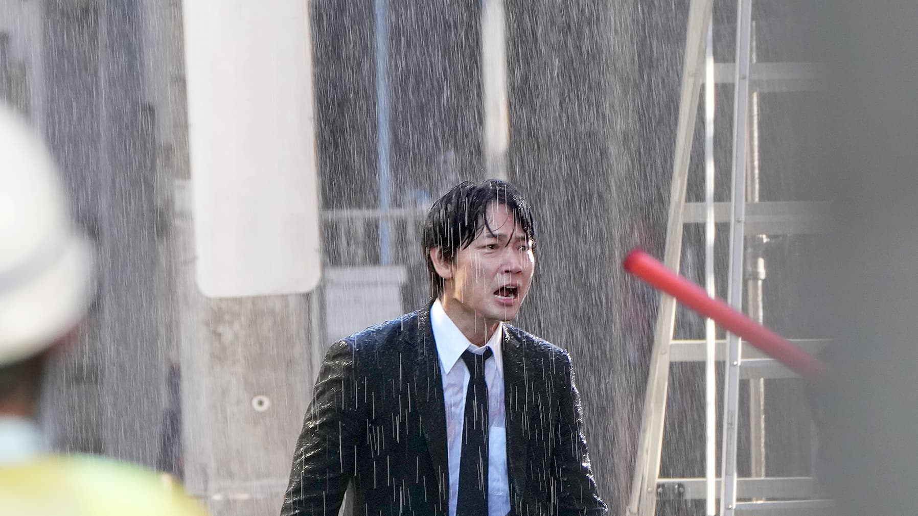 兄貴！兄貴！」と雨の中で…綾野剛 暴露騒ぎを乗り越え「電撃婚」 いま