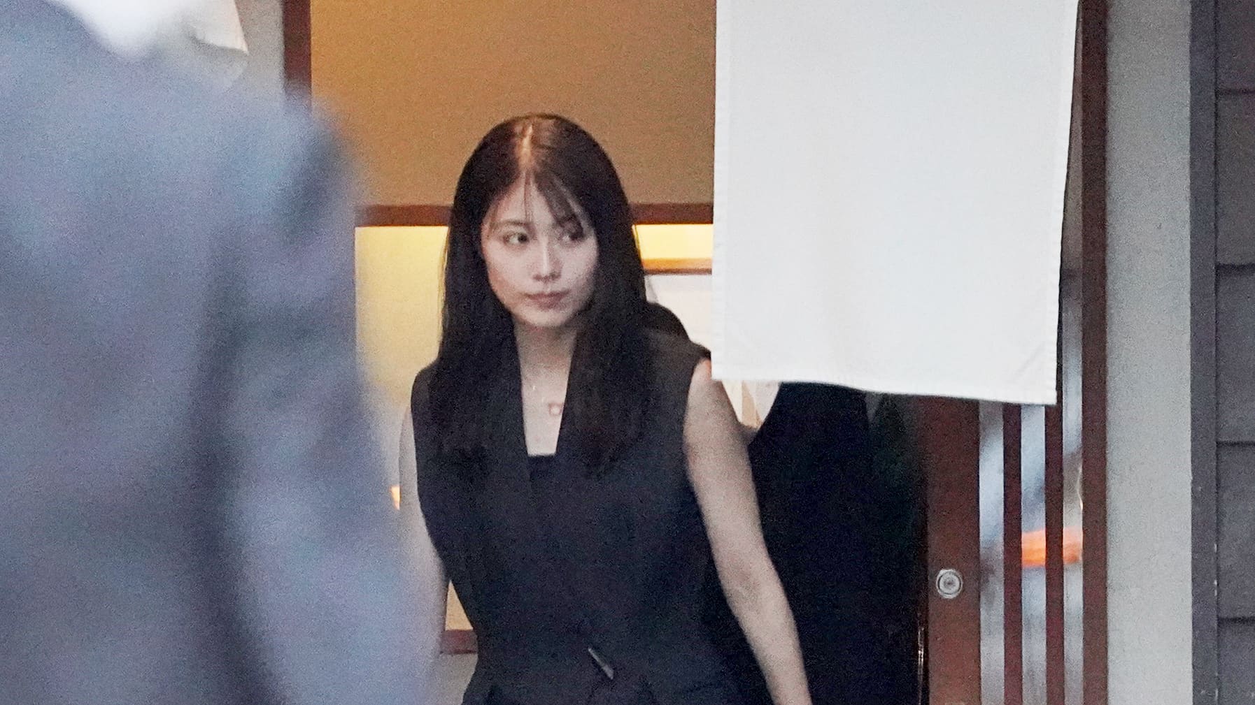 黒のノースリーブと透け感のあるスカートで…有村架純 国民的女優が