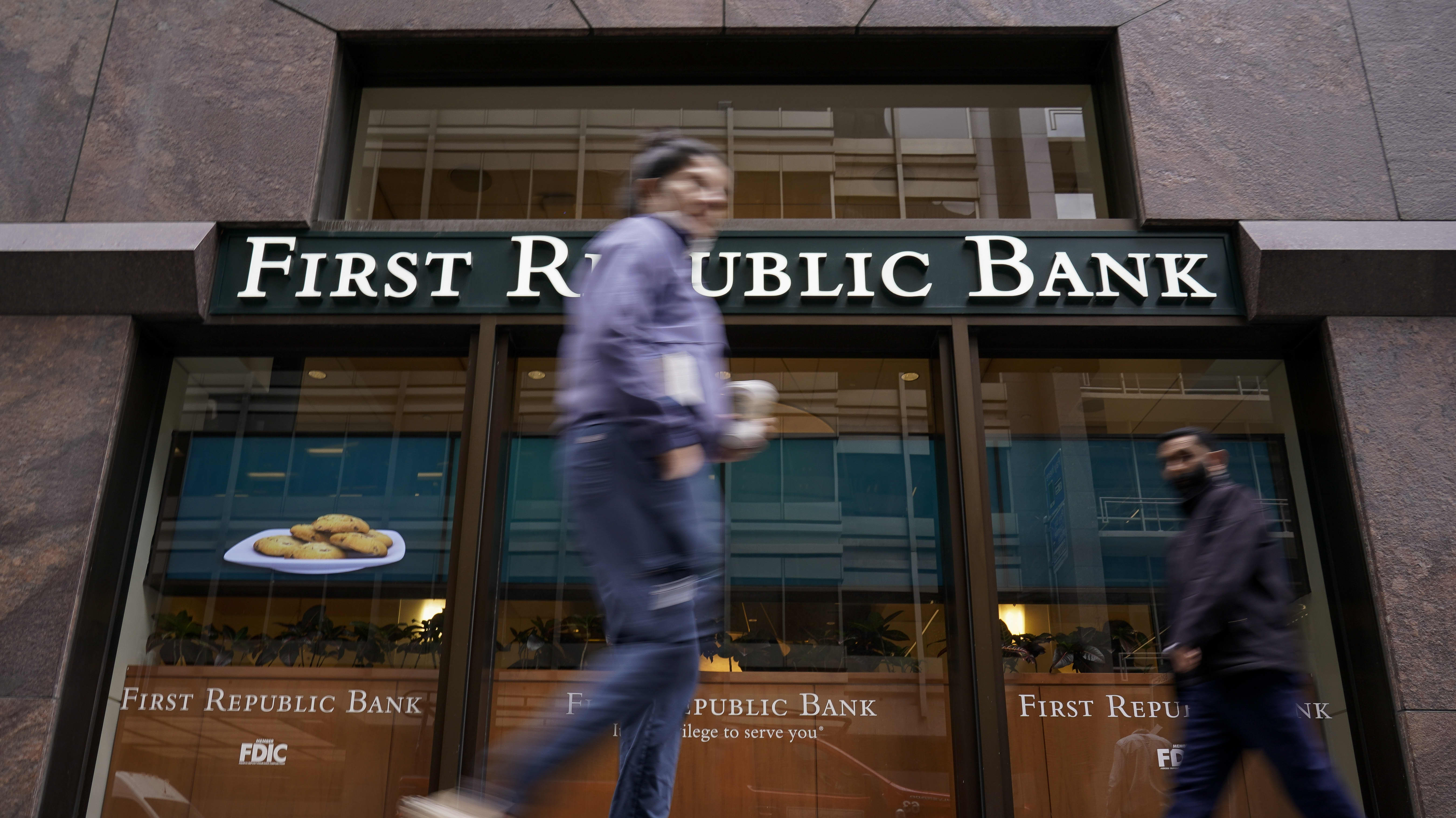 2ページ目）SNSの普及でリスクはさらに増大…日本でも意外に起きている「銀行取り付け騒ぎ」の歴史 | FRIDAYデジタル