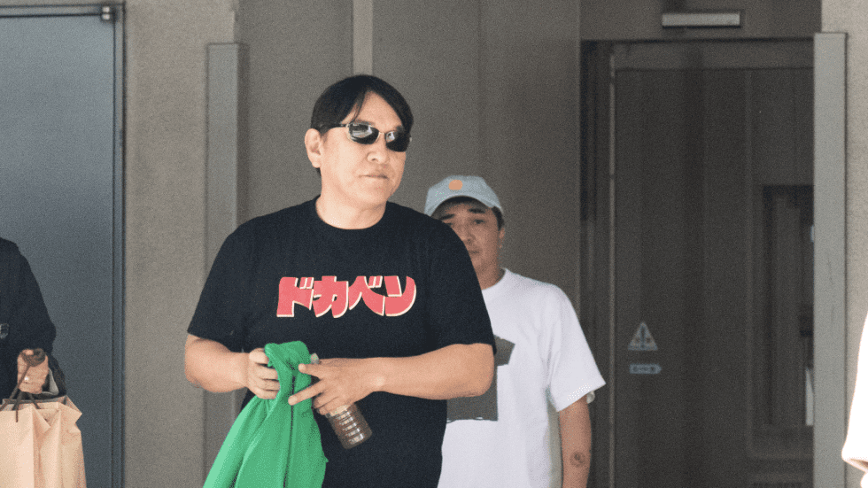 グラサン&個性派Tシャツでオーラ満点のピエール瀧「地上波復帰は未だ