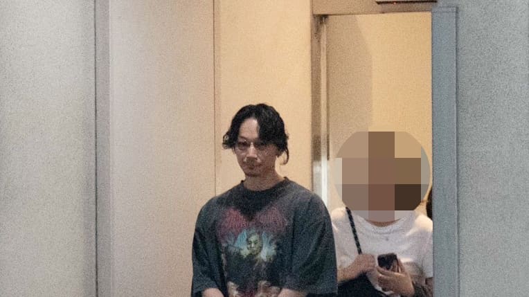 ホンモノ顔負けのド迫力オーラ…話題沸騰ドラマ「地面師たち」主演の