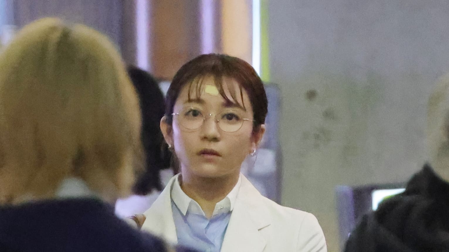 新宿「トー横」でスーツにメガネ姿の木村文乃発見！ 7月期ドラマ撮影