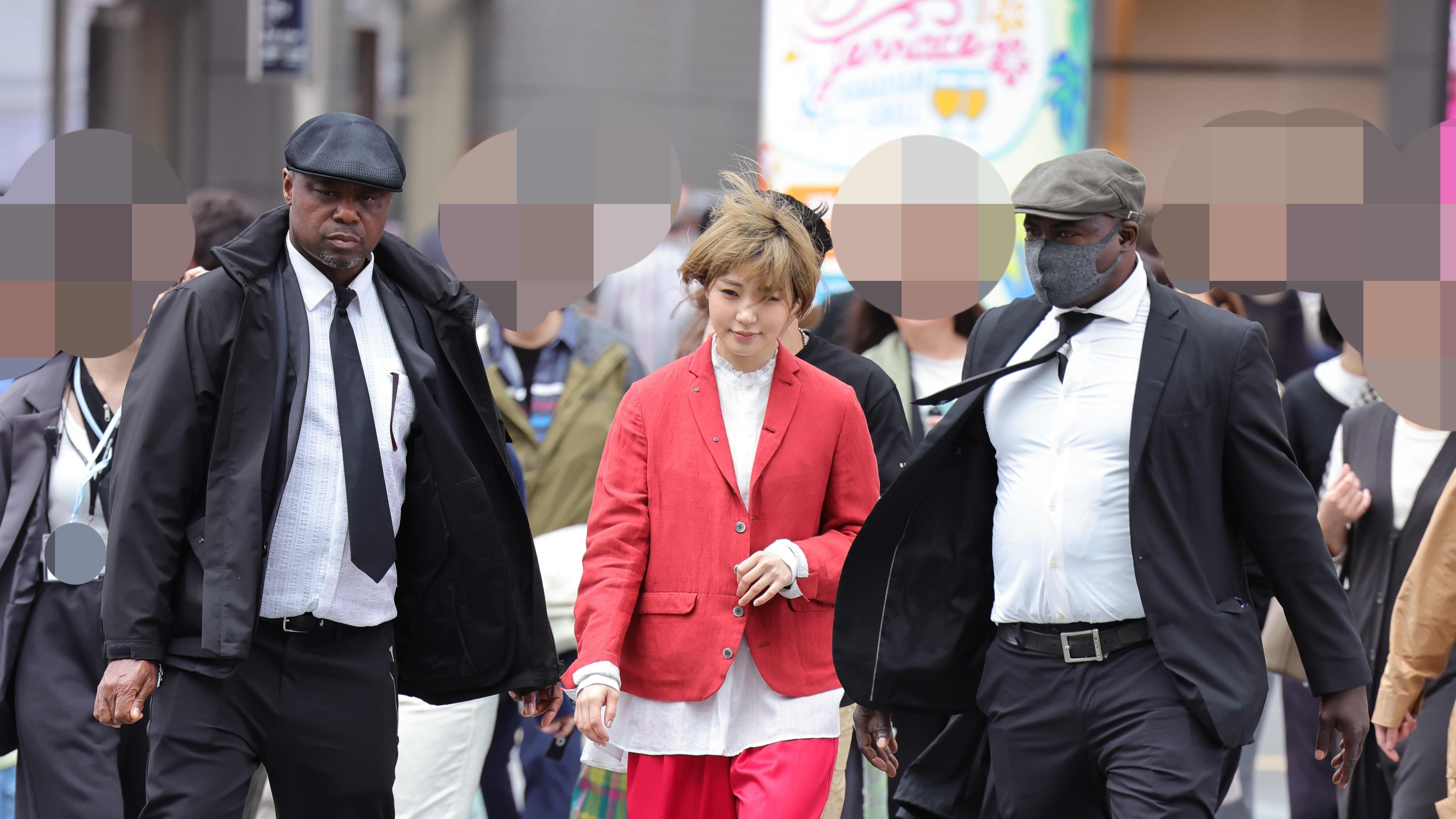 奈緒が金髪＆真っ赤なスーツ姿で二子玉に登場！ 両脇に屈強な外国人