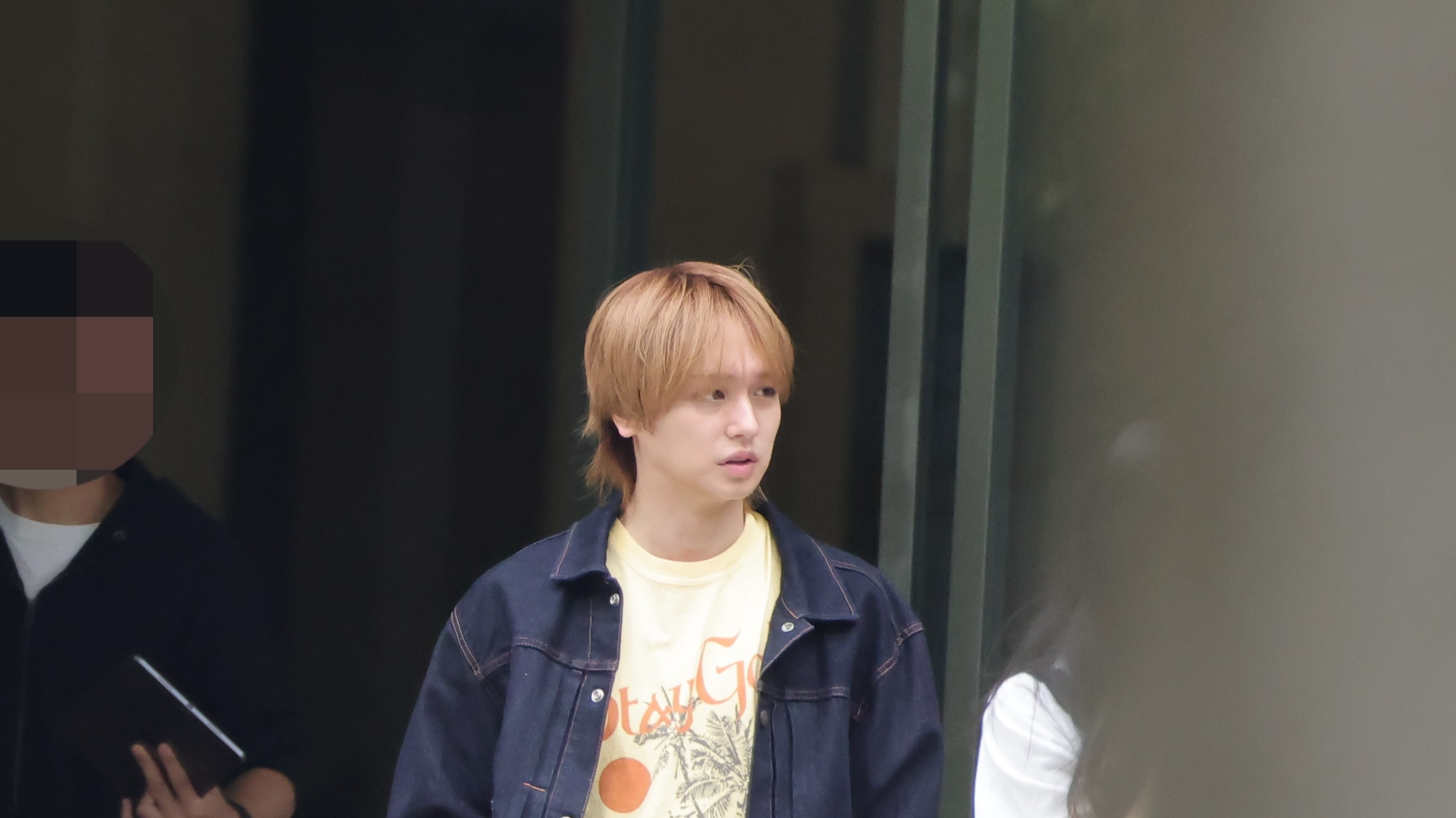 Hey!Say!JUMP』伊野尾慧 鮮やかな金髪でクールにロケ撮も「子どもたち