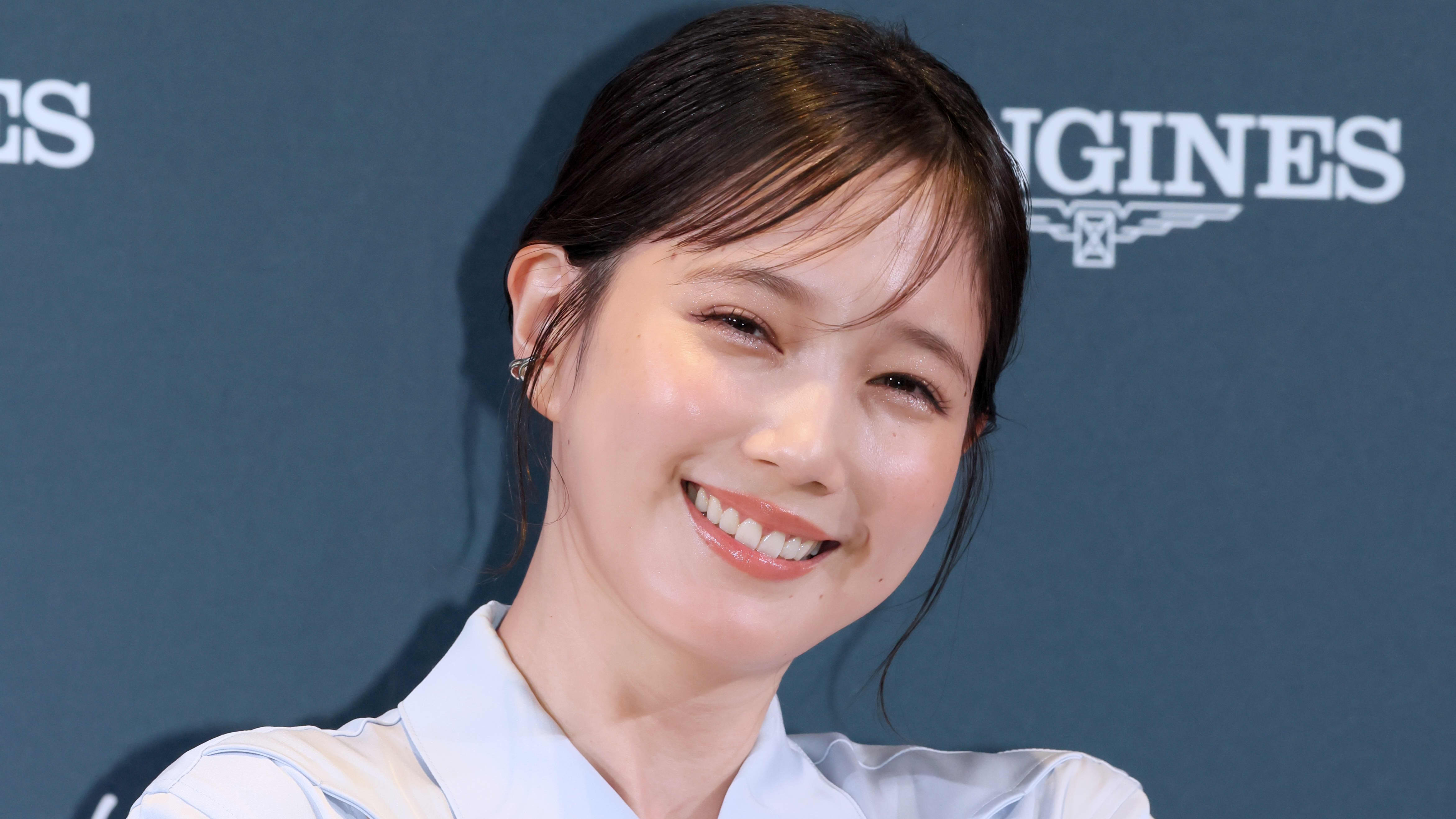 輝きが止まりません」本田翼 胸元が大胆に開いたドレスで時計新