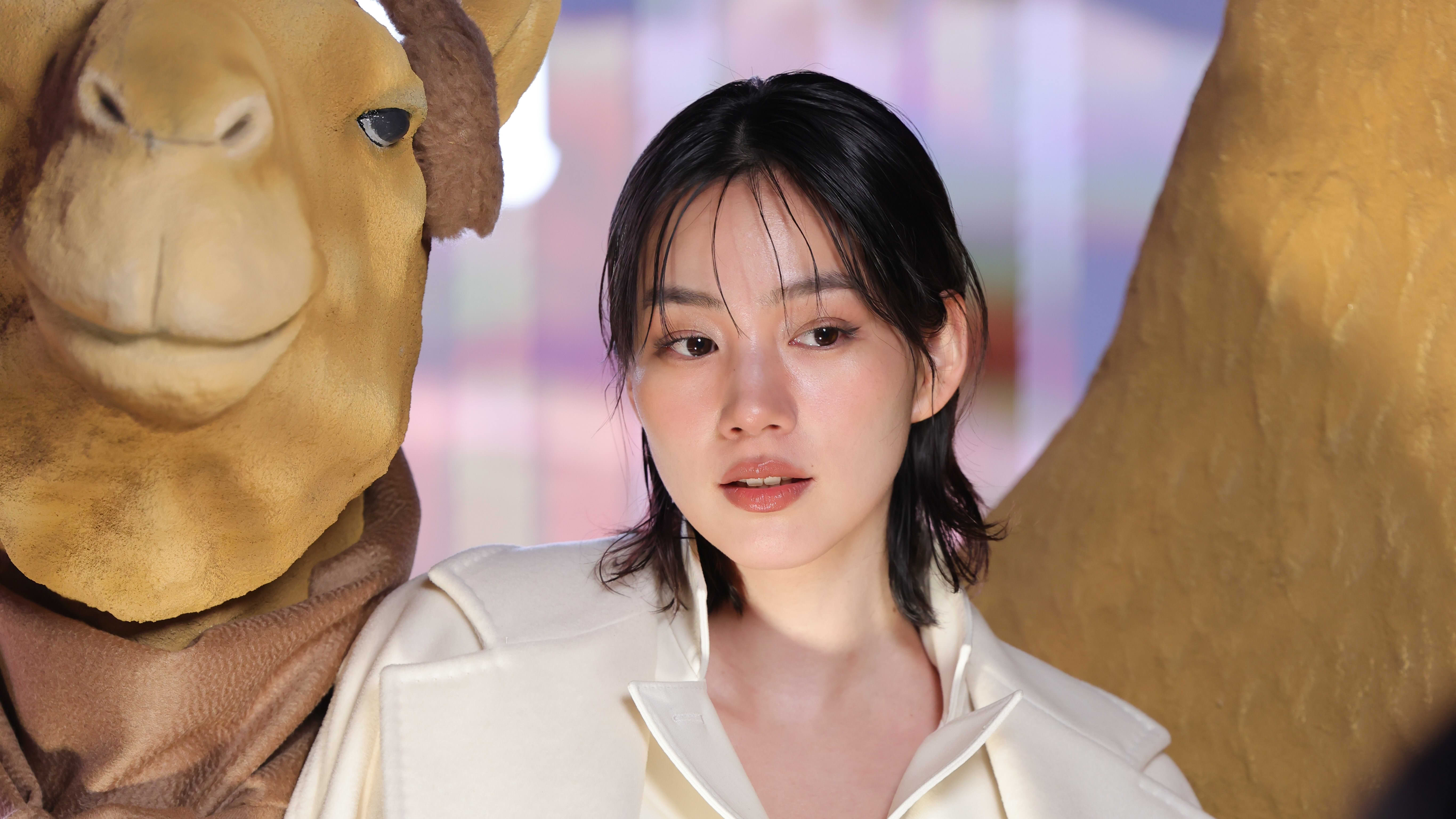 のんが大胆デコルテ見せ、本田翼は超ミニのボトム姿…表参道の