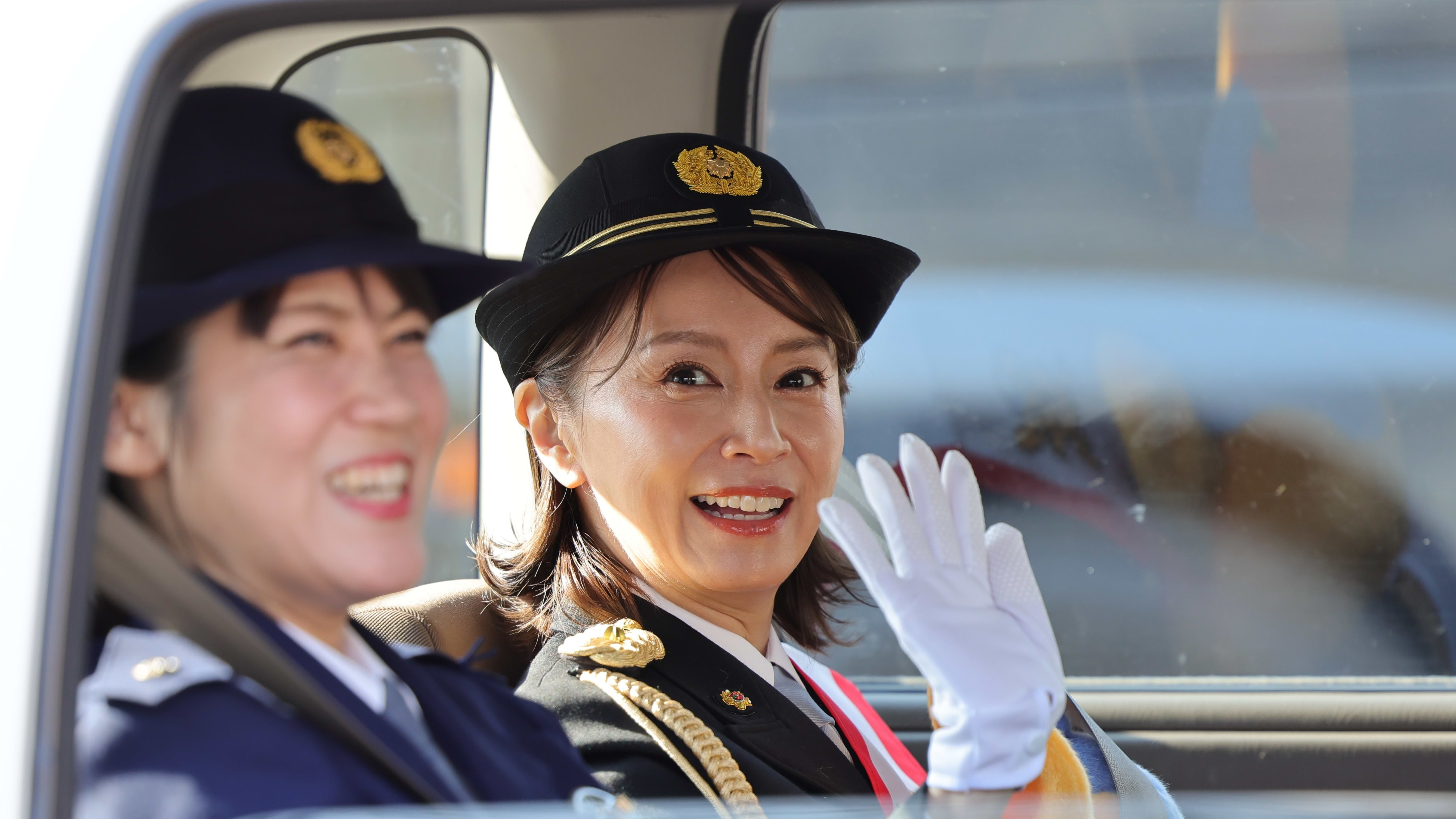 あみ～ゴ”鈴木亜美が18年ぶりの一日警察署長 膝丈タイトスカートで笑顔