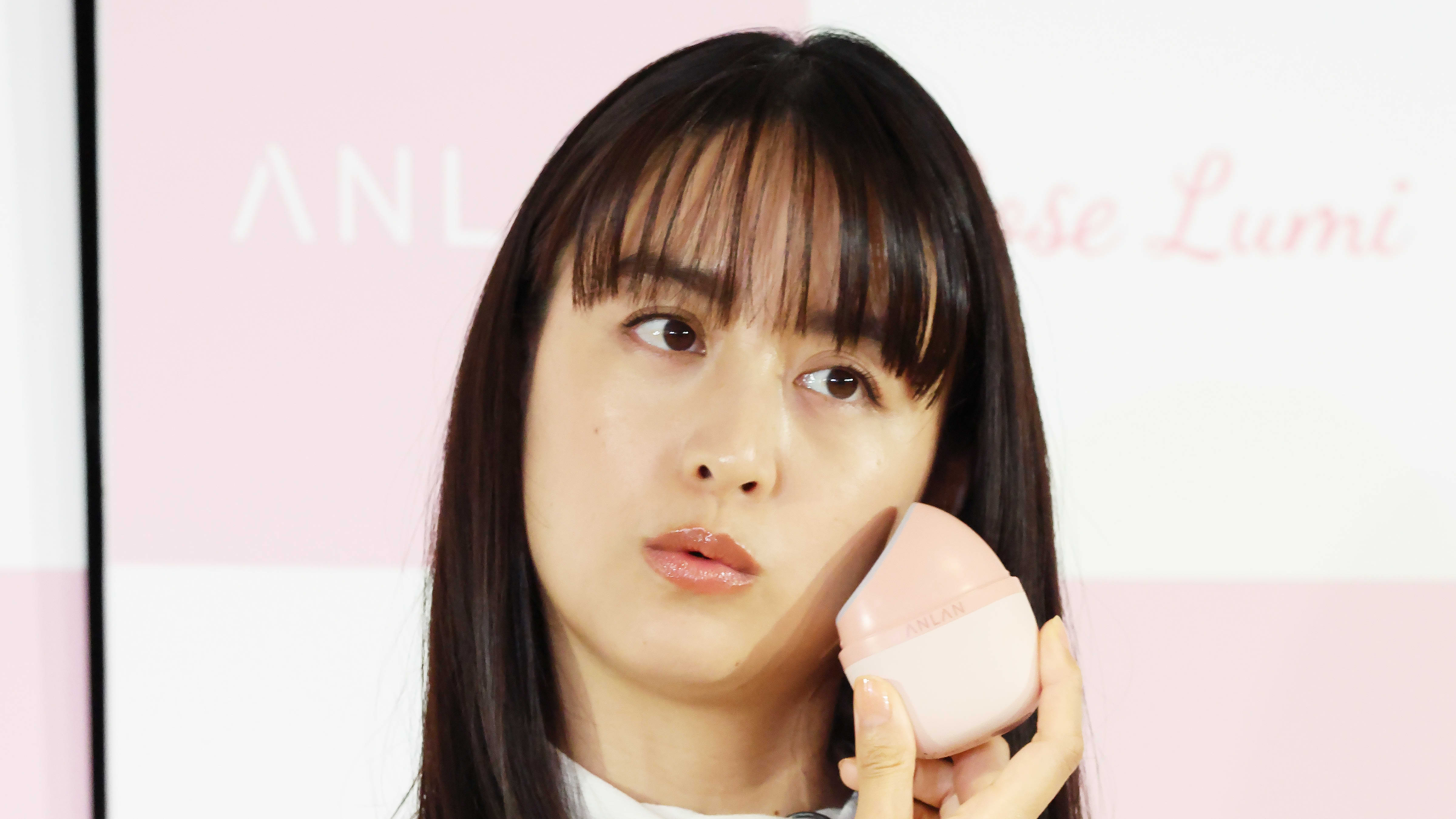 山本美月が美顔器メーカーのアンバサダーで登場！ 白ワンピより輝く