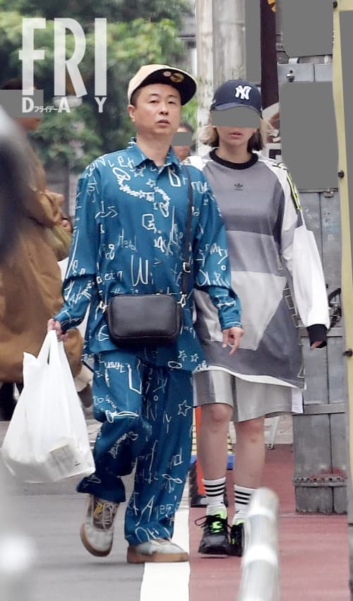 変装なしで商店街を堂々と…!『次長課長』河本準一「再起を支える新恋人」との手つなぎデート写真(FRIDAYデジタル)|dメニューニュース(NTTドコモ)