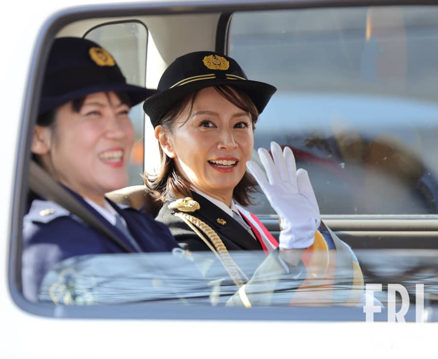 あみ〜ゴ”鈴木亜美が18年ぶりの一日警察署長 膝丈タイトスカートで笑顔