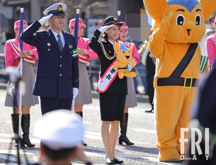 あみ〜ゴ”鈴木亜美が18年ぶりの一日警察署長 膝丈タイトスカートで笑顔